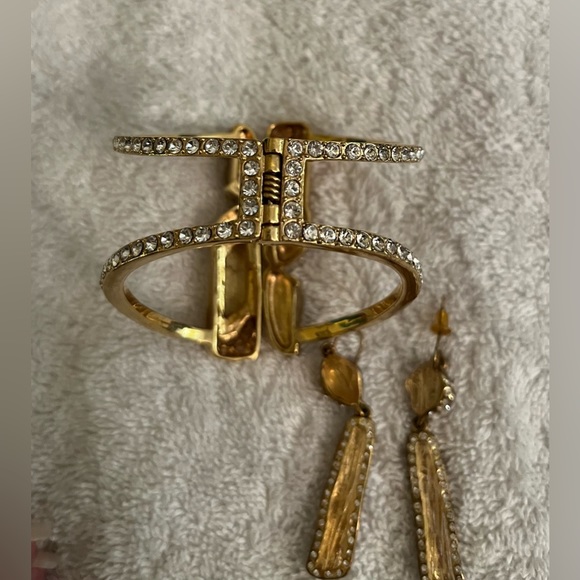 Gorgeous Kara Ross Gold Tone Hinged Bracelet and Matching Earrings - Picture 7 of 7
